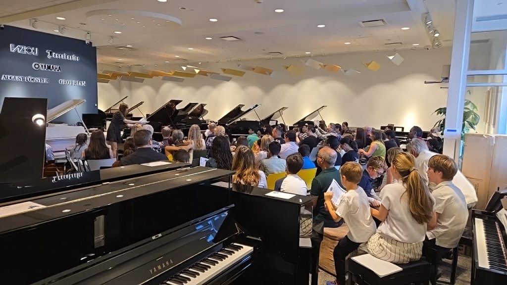 piano_piano_student_performin_recital_clarkson_piano_merriam_mysuc_merriammusic_yamaha_pianos_kawai_pianos_remenyi_pianos_oakville_1